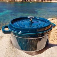 可能是戶外和顯示的文字是「 staub staub_it O 414個讚 414 staub_it Sole mare cocotte STAUB La Mer #STAUB #madeinSTAUB #STAUBitalia #cocotte #ghisa 」的圖像