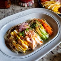 可能是炒麵、麵、室內和顯示的文字是「 STAUB 」的圖像