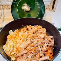 可能是食物、室內和顯示的文字是「 he KITCHEN LOVE Little lower STAUB 」的圖像