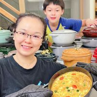 可能是 2 個人、食物和室內的圖像