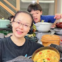 可能是 2 個人、火鍋和室內的圖像