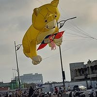 可能是 5 個人、氣球和戶外的圖像