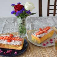 可能是甜點、草莓和室內的圖像