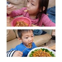 可能是 1 人、小孩、在吃、食物和室內的圖像