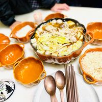 可能是 1 人、食物和室內的圖像