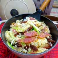 可能是炒飯和室內的圖像