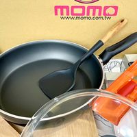 可能是室內和顯示的文字是「 MOMO www.momo.com.tw STAUB 」的圖像