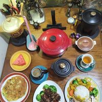 可能是火鍋、炒麵、肉排、豆腐和文字的圖像