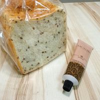可能是蛋糕和黑麥麵包的圖像