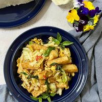 可能是豆腐、炒麵、義大利麵和麵的圖像