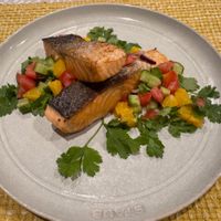 可能是煙燻鮭魚和生魚片的圖像