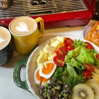 可能是咖啡杯、咖啡和水波蛋的圖像