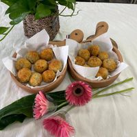 可能是炸丸子和椰子馬卡龍的圖像