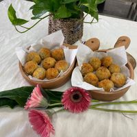 可能是椰子馬卡龍和炸丸子的圖像