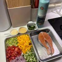 可能是生魚片和煙燻鮭魚的圖像