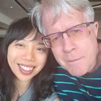 可能是 2 個人、微笑的人和眼鏡的圖像