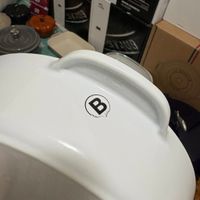 可能是鬆餅機和顯示的文字是「 B S 」的圖像