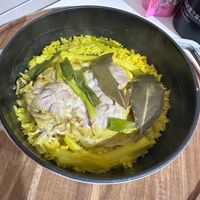 可能是西班牙大鍋飯、燉小牛膝和印度香料飯的圖像