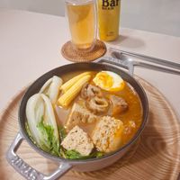 可能是水波蛋、火鍋、拉麵、啤酒、豆腐和文字的圖像
