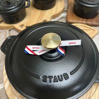 可能是顯示的文字是「 ดุกยร staup ques STAUB 」的圖像