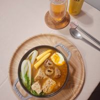 可能是豆腐、麵、拉麵、啤酒、水波蛋和文字的圖像