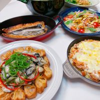 可能是鯷魚、豆腐、火鍋和顯示的文字是「 DTAE อกไร A 」的圖像