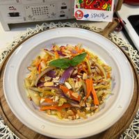 可能是麵、義大利麵、炒麵和文字的圖像