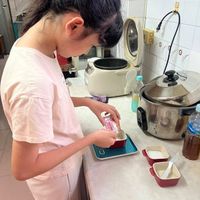 可能是 1 人、熨斗和泡茶器的圖像