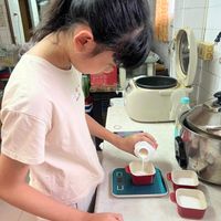 可能是 1 人和泡茶器的圖像