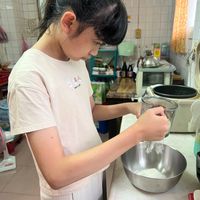 可能是 1 人和蛋糕的圖像