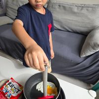 可能是 1 人、粥、水波蛋和起司火鍋的圖像