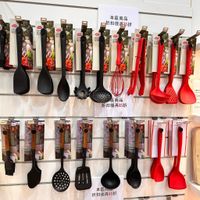 可能是‎木湯匙和‎顯示的文字是「 ‎်ပ EMET 子 出を 本區商品 -折扣後再5折 SS ME ه 서돌산 รร 蓝商品 區商品 折扣後再85折 本區尚知 折扣後再85折‎」‎‎ 的圖像