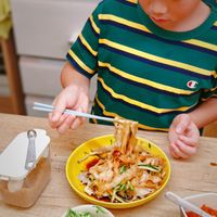 可能是 1 人、麵、拉麵、炒麵、義大利麵和文字的圖像