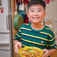 可能是 1 人、義大利麵、炒麵、拉麵和炒飯的圖像