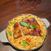 可能是麵、炒麵、義大利麵和燉小牛膝的圖像