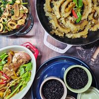 可能是炒麵、義大利麵和文字的圖像