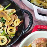 可能是燉小牛膝、西班牙大鍋飯和文字的圖像