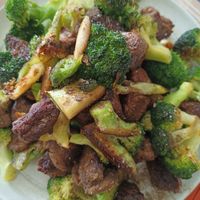 可能是肉排和快炒的圖像