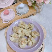 可能是港式點心、半圓形餡餅和文字的圖像