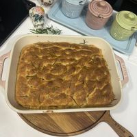 可能是牧羊人派和脆皮奶酥蛋糕的圖像