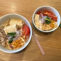 可能是拉麵、麵、豆腐、水波蛋、粥和壽司的圖像