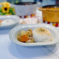 可能是肉餡餅和燉小牛膝的圖像