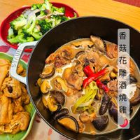 可能是豆腐、香菇、火鍋、炒麵和顯示的文字是「 G "이 E Caraa C G မာ 香 菇 花 雕 酒 燒 雞」的圖像