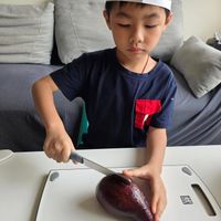 可能是 1 人和刀的圖像