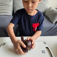 可能是 1 人、刀和文字的圖像