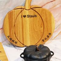可能是顯示的文字是「 Staub 妆園雨 收圓滿」的圖像