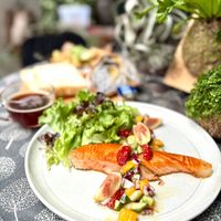 可能是生魚片、煙燻鮭魚和無花果的圖像