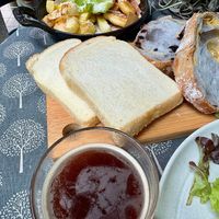 可能是法式長棍麵包和黑麥麵包的圖像