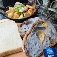 可能是法式長棍麵包、黑麥麵包和顯示的文字是「 2金風 Oldenburger N4 Butter Mantequilla 80%M.G. 80%fat 80%fat|80%M.G. 80% salted con sal 」的圖像