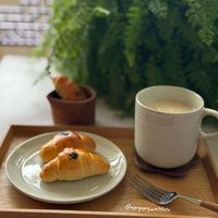 可能是半圓形餡餅、咖啡杯和顯示的文字是「 @y @amyamy_kitehen kitchen 」的圖像